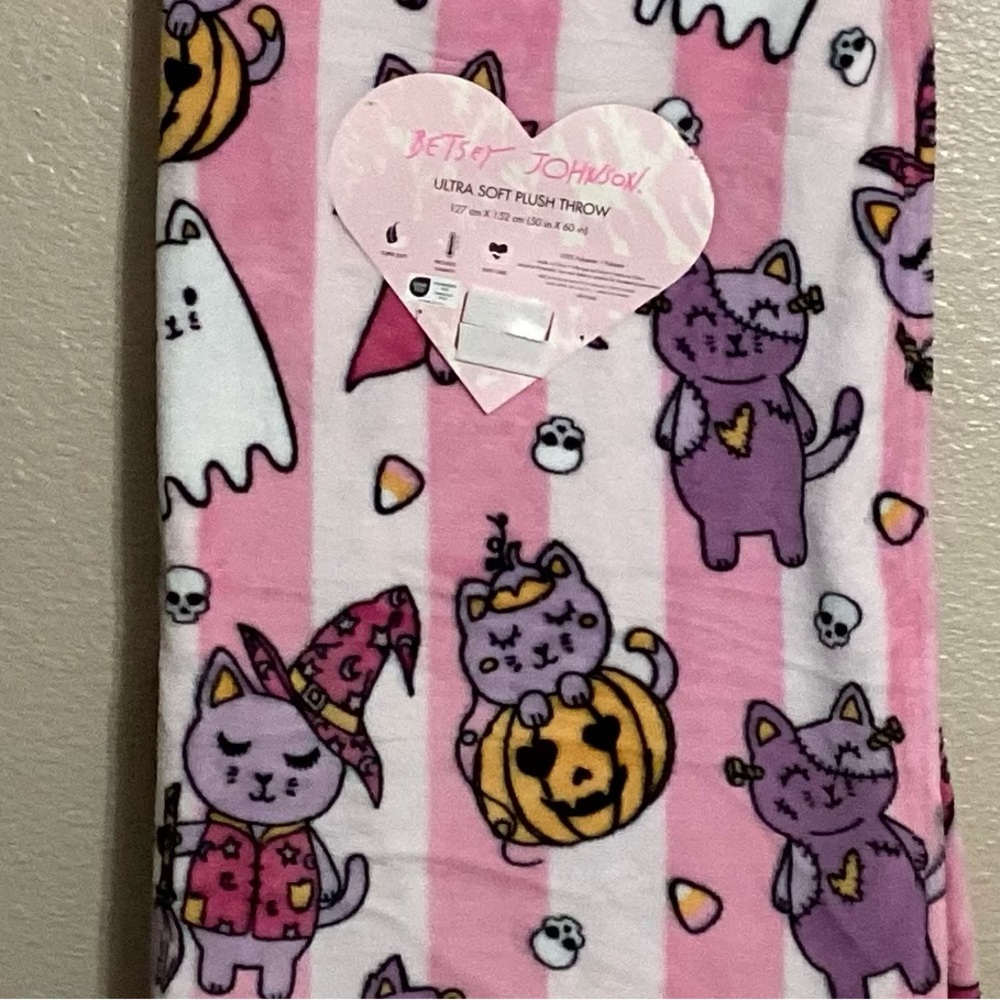 Betsey Johnson Halloween Cats in Costumes Plush Throw - Picture 3 of 3